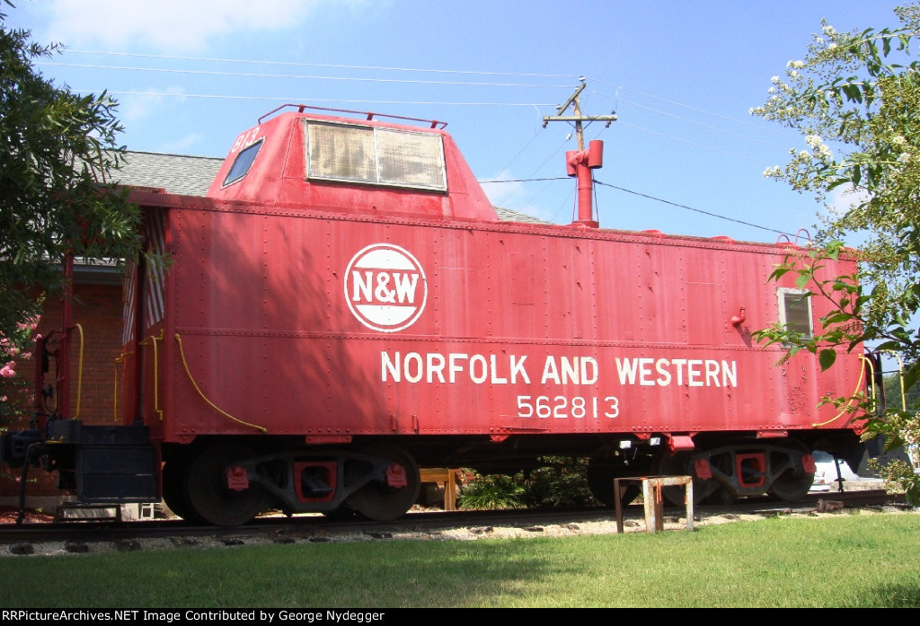 NW 562813 Caboose on display, out of service